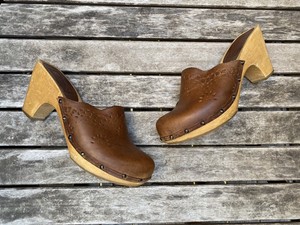 frye clogs