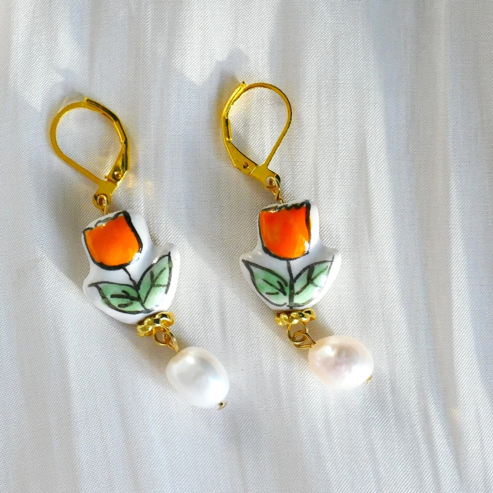 Pendientes colgantes de tulipán de porcelana de perlas reales, pendientes colgantes de flores de cerámica pintados a mano Foto 3 de 4