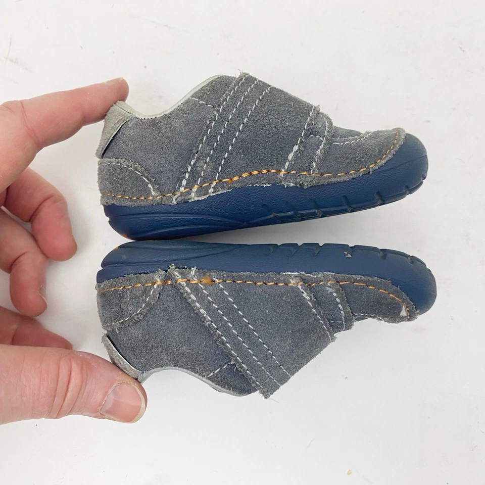 Zapatilla deportiva Stride Rite Kellen gris gamuza niños talla 4M Foto 3 de 4