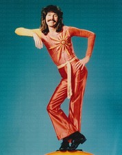 DOUG HENNING LEANING PUBLICITY PHOTO (1970s) / Magician Photo Reprint