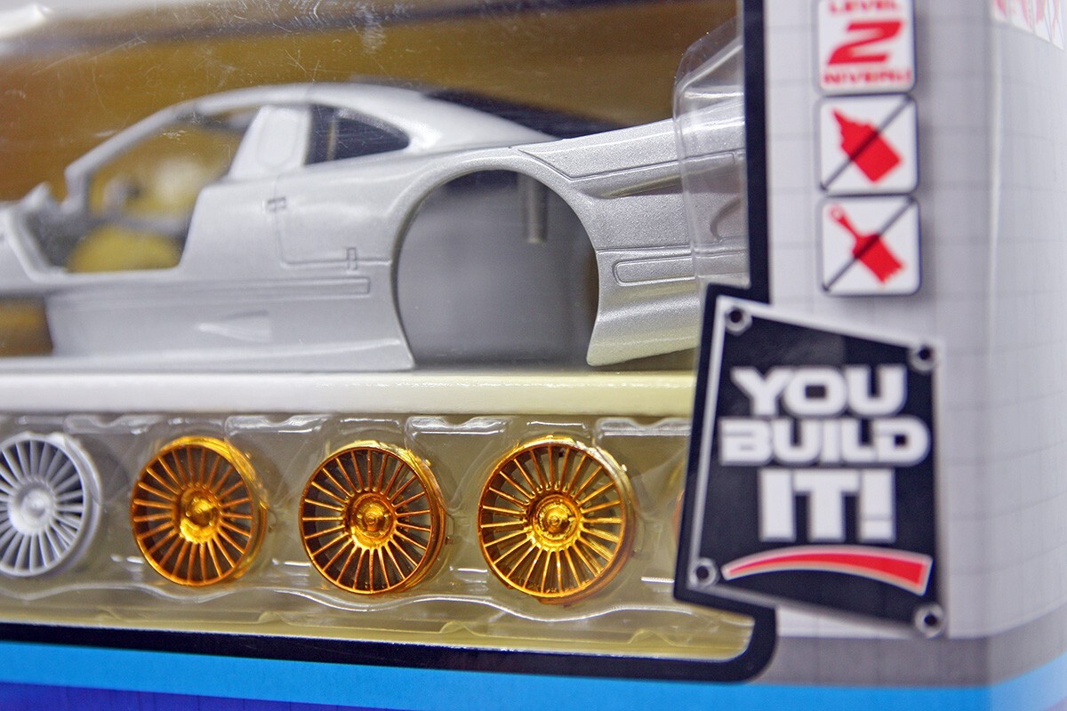 Maisto Assembly Line Die Cast Metal Model Kit MERCEDES BENZ Clk