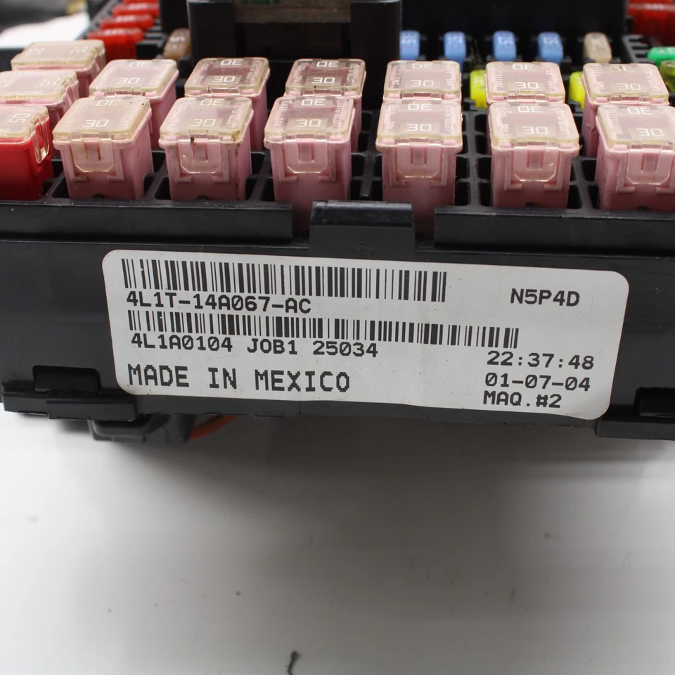 2003-2006 Ford Expedition Navigator Fuse Box Power Distribution 4L1T-14A067-AD - Image 3 of 4