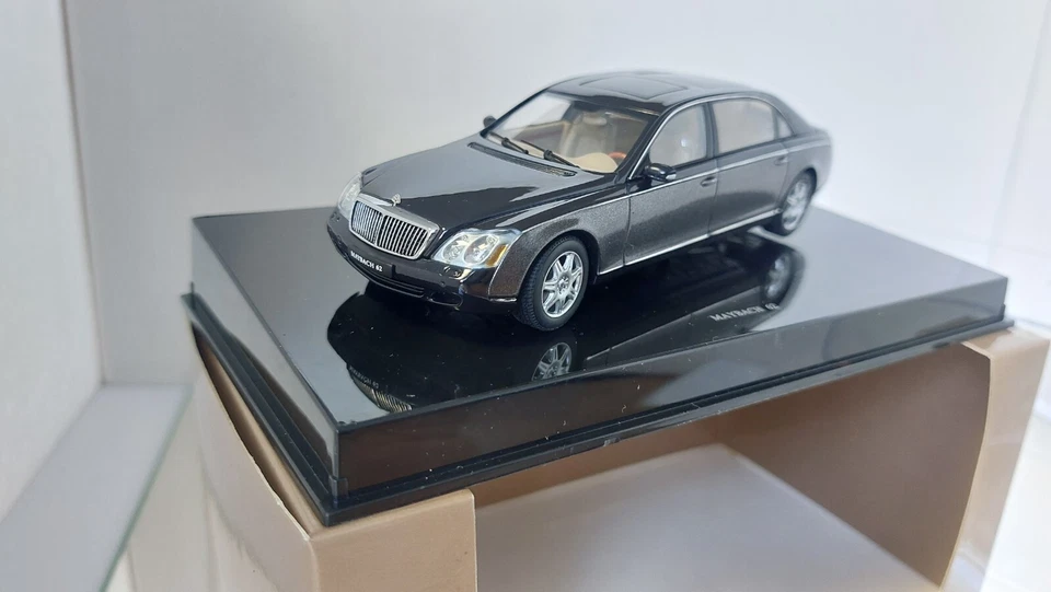 Autoart 1:43 Maybach 62 nero in scatola come nuovo - Immagine 2 di 4