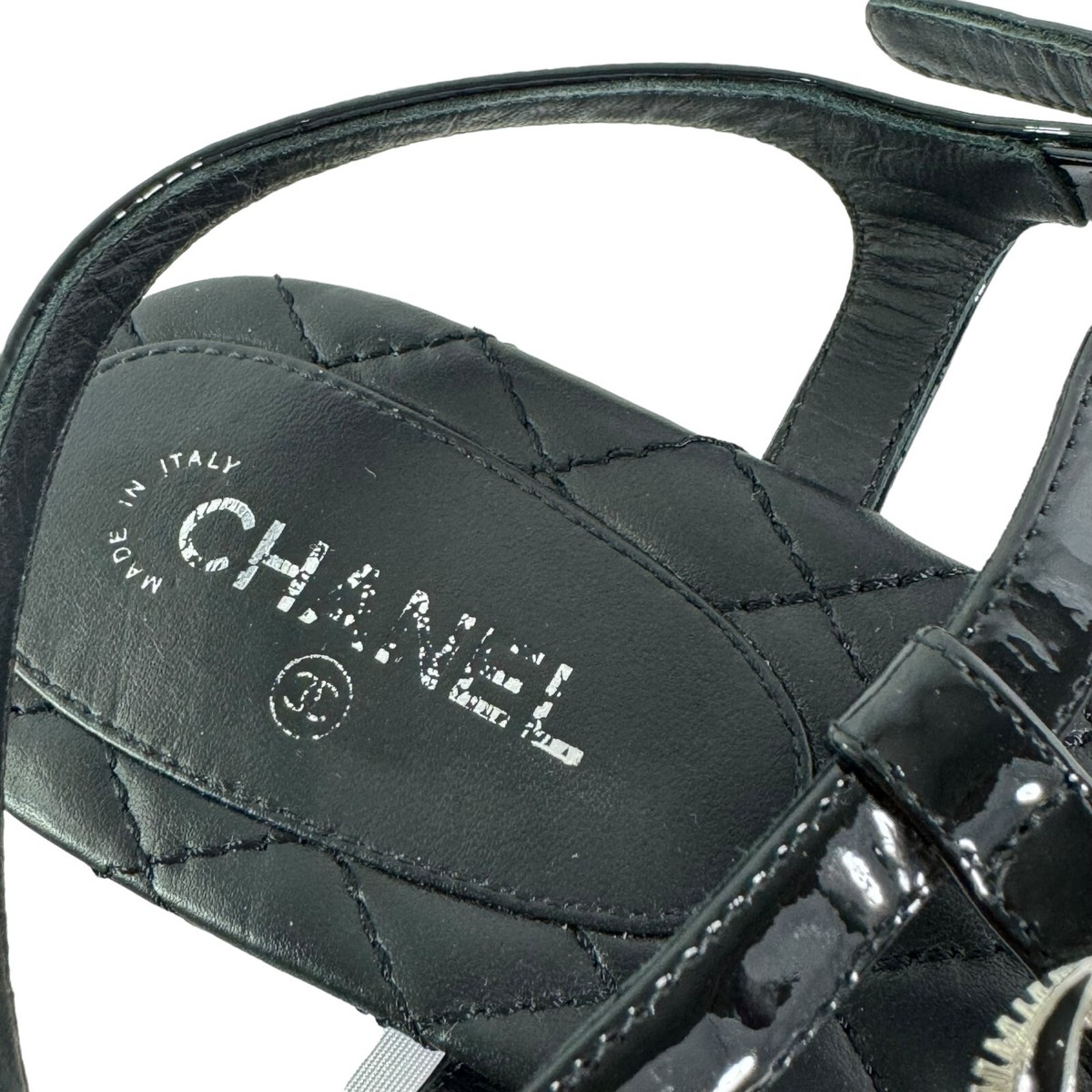 シャネル　CHANEL/35 CHANEL Black Leather CC Thong Flat Strappy Sandals Italy