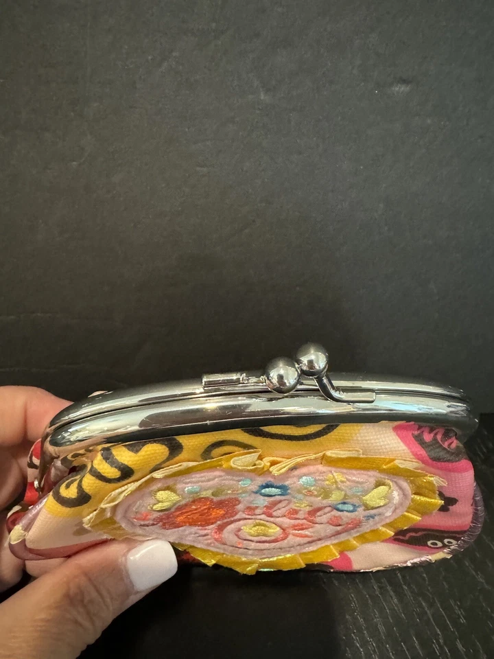 Bolso sin asas Oilily Kiss Lock bordado para monedas Foto 3 de 4