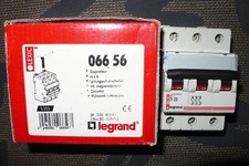 DISJONCTEUR TRIPHASE 32A COURBE D, LEGRAND 32AMPERES Pouvoir de Coupure 15KA.