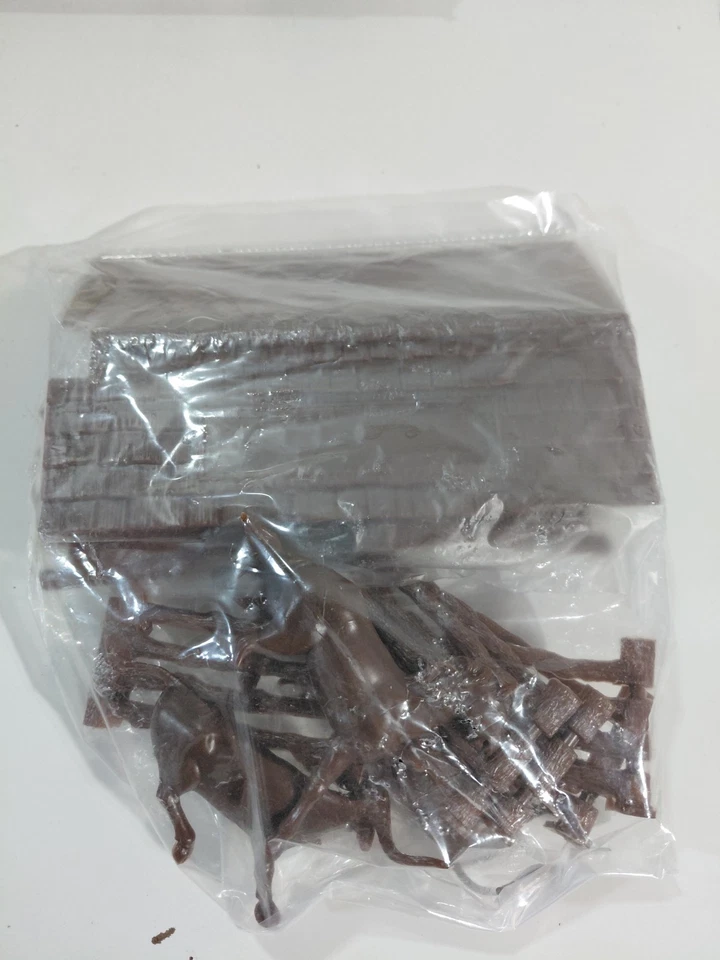 NOB Model Power 6100 O Gauge Model Railroad Log Cabin w/ Corral & Animals w/Box - Image 2 of 4