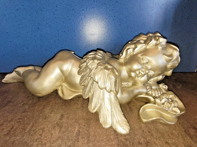 Goldener Engel liegend Schlafender Engel Skulptur Elegante Cherub Figur L: 32cm