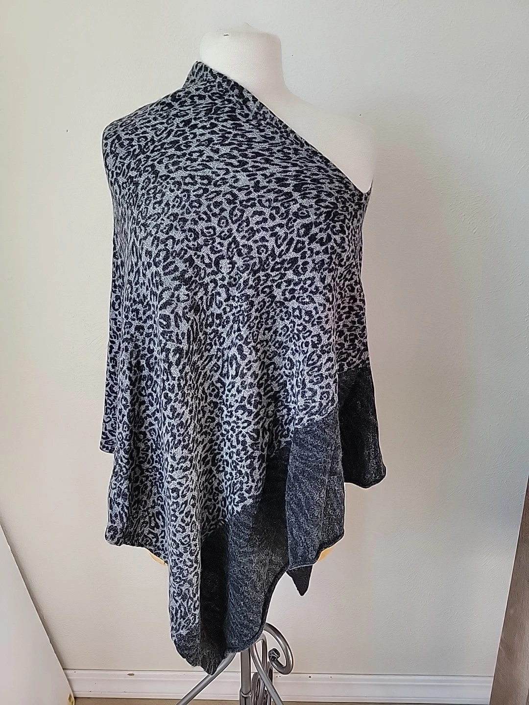 Anthropologie Carissa 100% Cashmere Poncho Leopard Print Grey