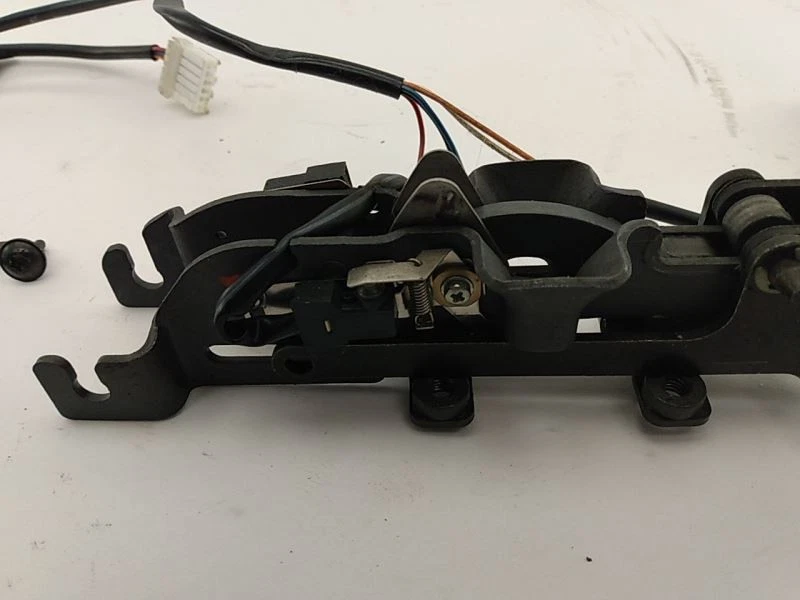 Conjunto de pestillo de arco delantero superior convertible Jaguar XK8 XKR 97 98 00 01 02 03 04 Foto 4 de 4