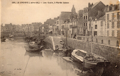 Le Croisic - The docks, at low tide - Hotel annex, boats