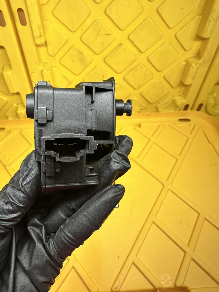 Actuador de cerradura de puerta de combustible Volkswagen Touareg 2011-2014 7P0810773 OEM Foto 3 de 4