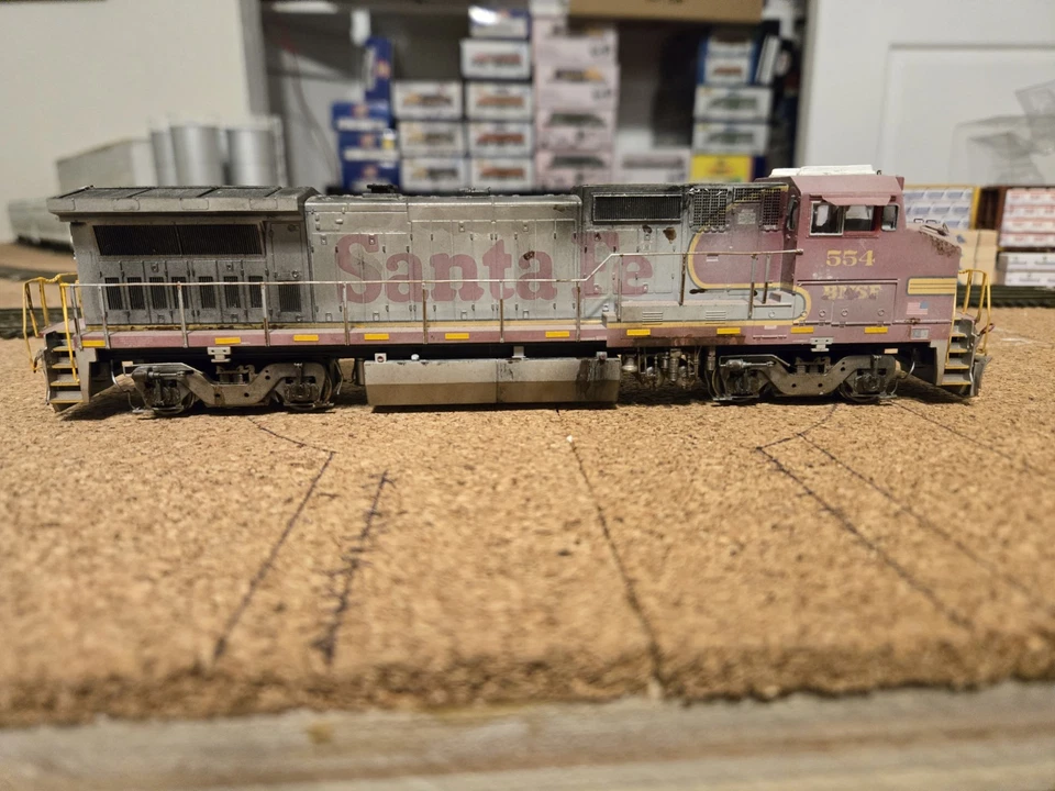 Atlas HO SCALE BNSF DASH 8-40BW #554 Ex ATSF, DCC Equipped, Custom Weathered - Image 2 of 4