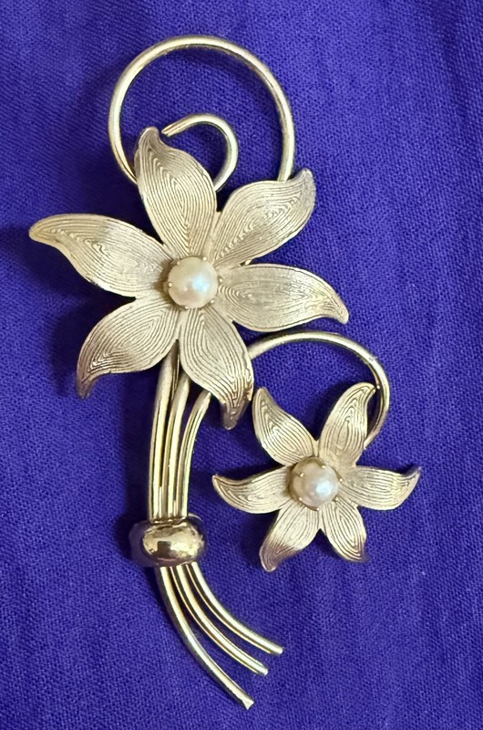 Vintage 1950s/60s Large Flower Brooch. Gold-tone. Classy. ~3”x2”. 