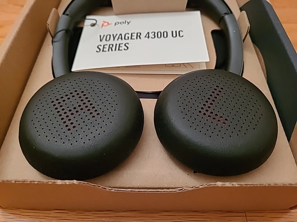 Poly Voyager 4320 Wireless Noise Cancelling Stereo Headset with Mic Bluetooth - Image 3 of 4