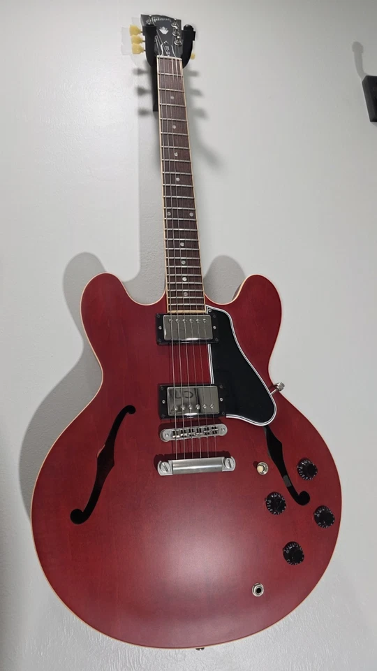 Gibson ES-335 Dot Neck - Satin CHERRY con Estuche Gibson Original Años 2010 Foto 4 de 4