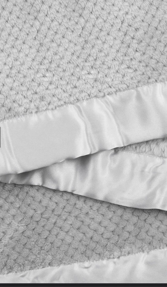 NUEVA Manta Bebé Little Giraffe Nido de Abeja Plateada Piel Sintética 36" x 30.5" Foto 2 de 4