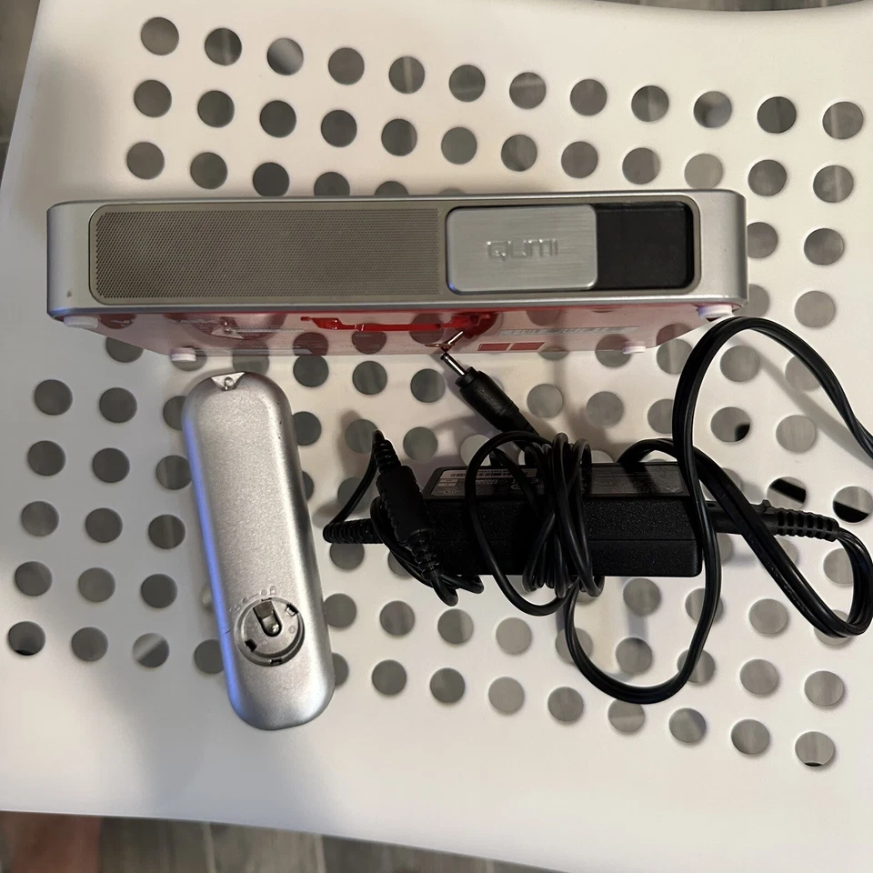 Vivitek QUMI HD pocket projector Q3PLUS-RD 1080p works small portable gaming - Image 3 of 4