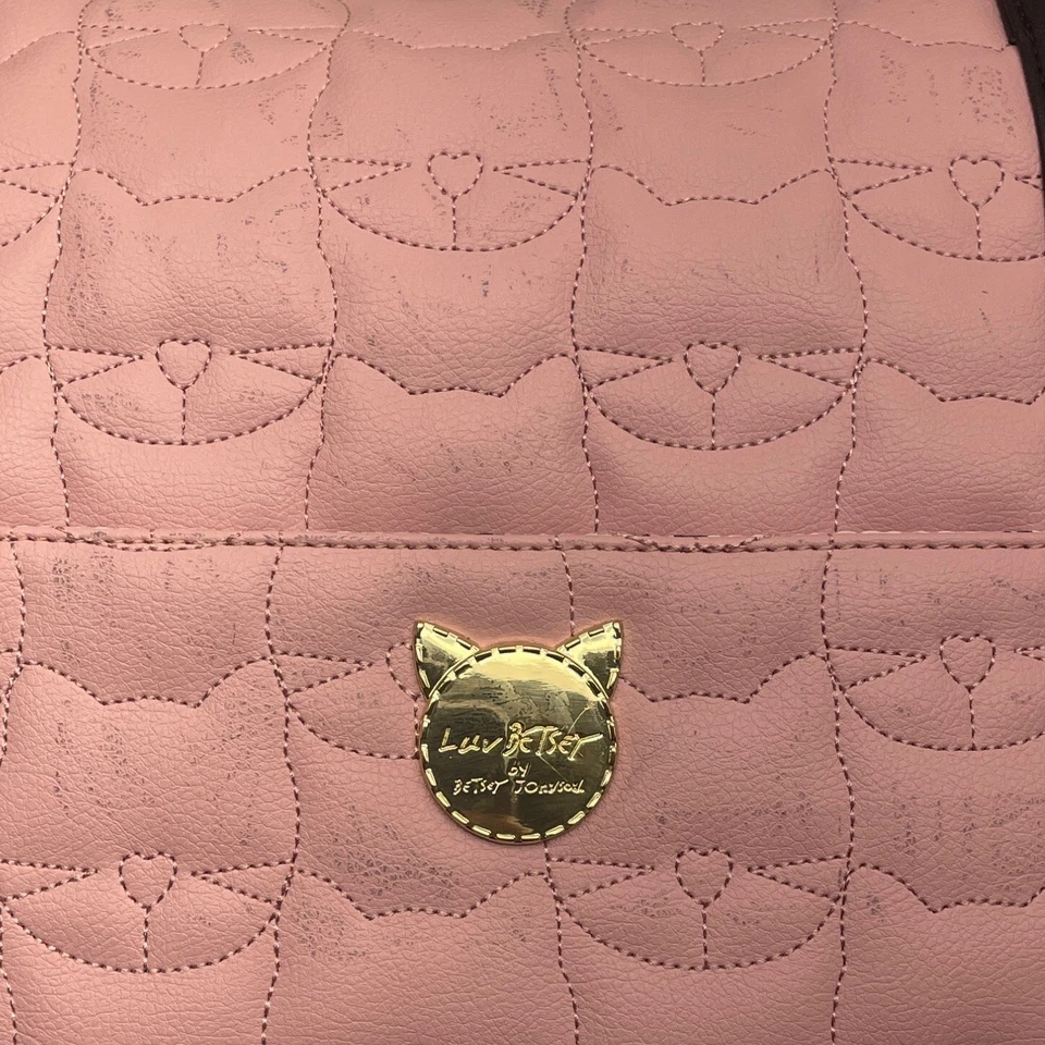 Bolso de Lona Luv Betsey Rosa Acolchado Cara de Gato con Correa para el Hombro y Acentos Dorados Foto 4 de 4