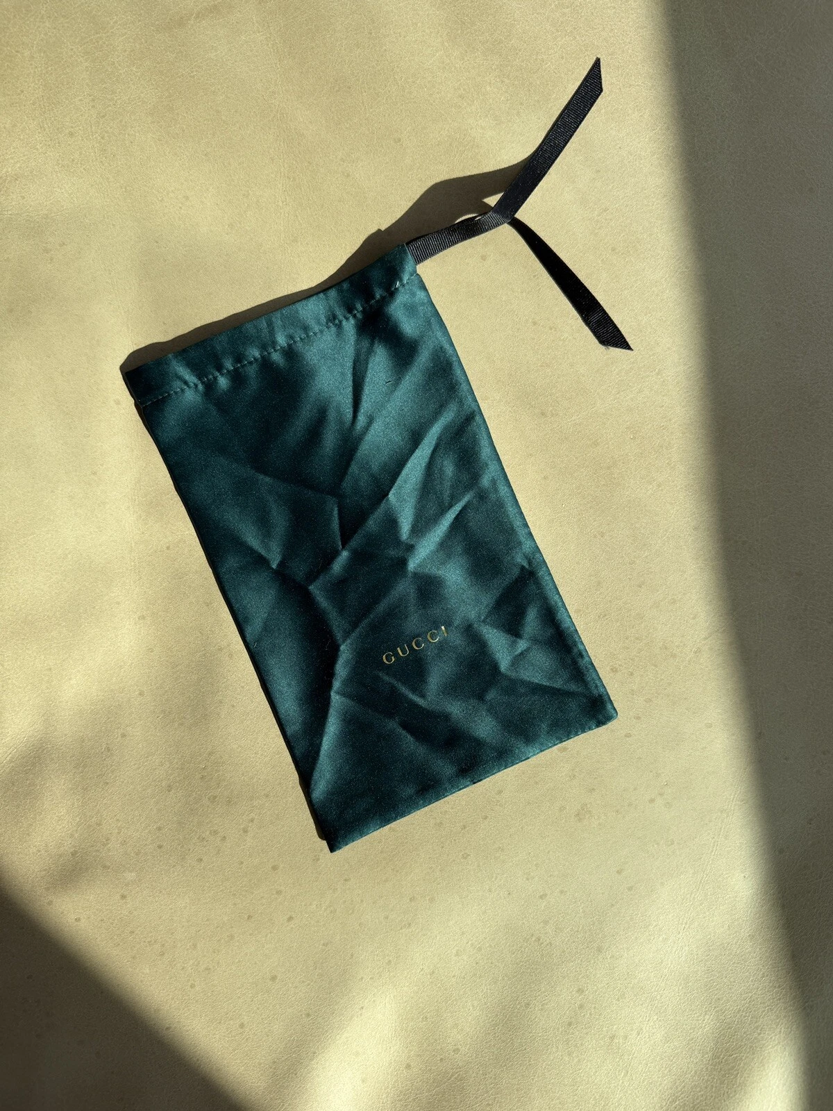 Gucci sac à poussière vert émeraude pochette accessoire lunettes de soleil