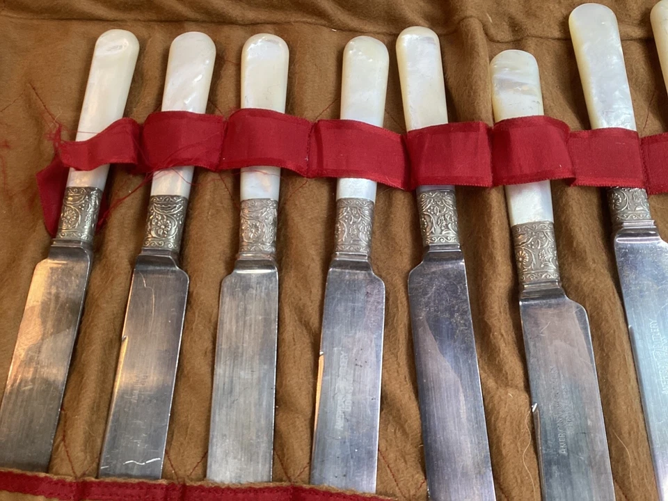 50 cuchillos de mantequilla antiguos de plata de ley con asas de madreperla estuche blando (A2) Foto 2 de 4