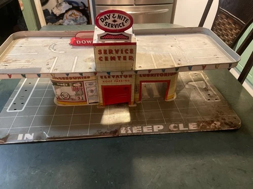 72/1381 Vintage Marx Day & Nite Service Center - Lithographed Tin Toy