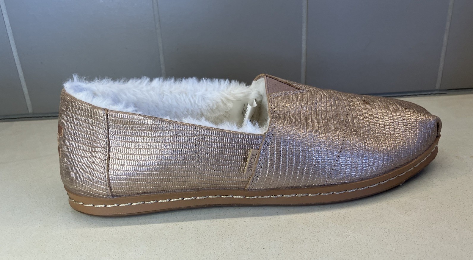 SAOLA Toms slip on donna TG 9 5W pelle oro goffrato fodera pelliccia sintetica suola gomma