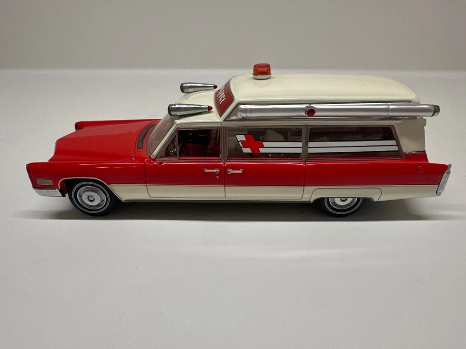 NEO MODELS Cadillac S&S Ambulance 1966 1:43 - Image 3 of 4