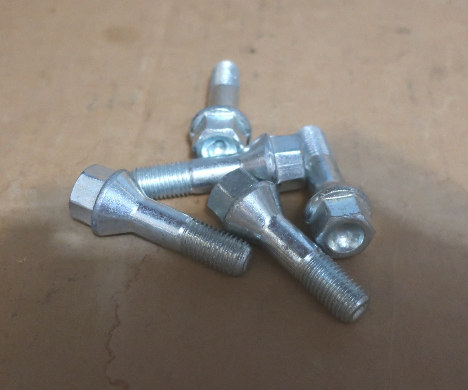 Maserati Biturbo WHEEL LUG BOLT Set  5 pcs  327256306