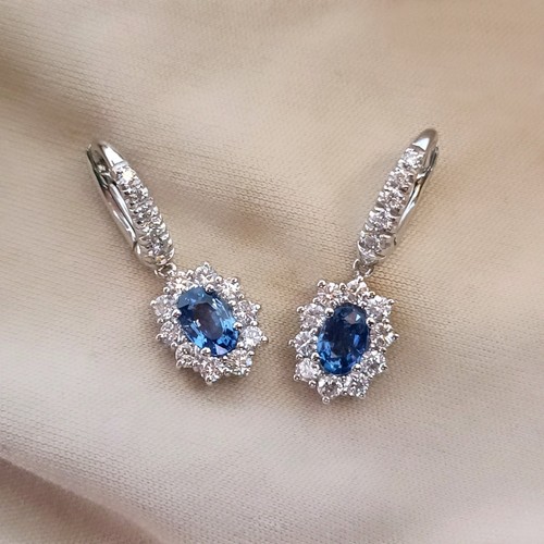 Orecchini pendenti Zaffiro blu ovale e Diamanti Oro bianco 18 kt a monachella - Foto 7 di 10