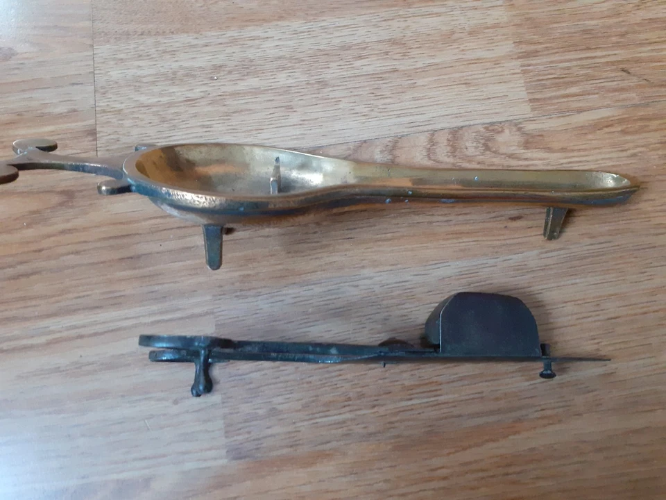 ancienne mouchette (ciseau à bougies) et son plateau en laiton XIXème - Photo 3/4