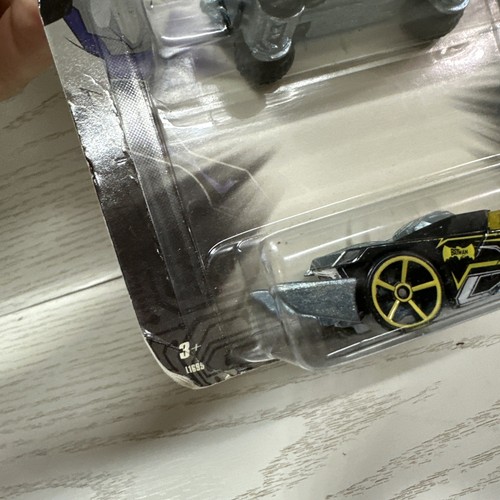 HOT WHEELS 2006 DC COMICS BATMAN TEMBLOR GETAWAY SET - Picture 4 of 11