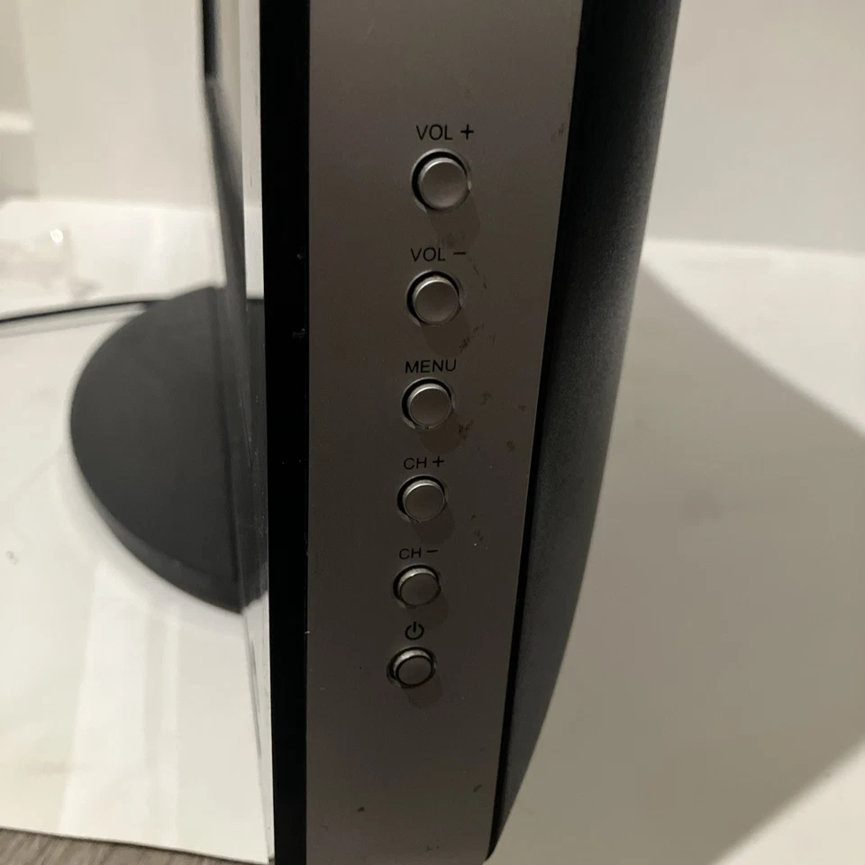 VIZIO VA26LHDTV10T 26" HDTV TV /Gaming Monitor 1080i HD LCD HDMI NO REMOTE - Image 3 of 4