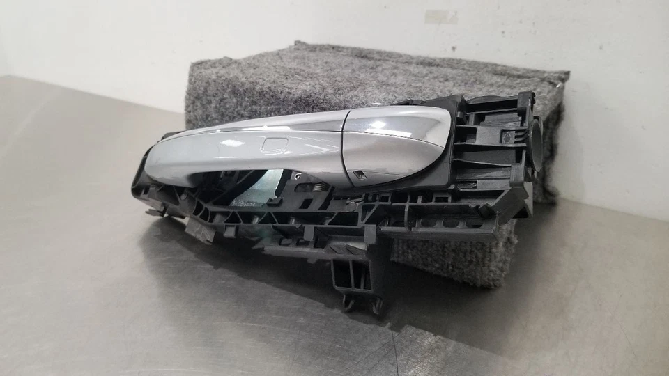 21 MERCEDES BENZ AMG GT43 X290 MANIJA PUERTA EXTERIOR DELANTERO IZQUIERDO CONDUCTOR PLATEADO Foto 3 de 4