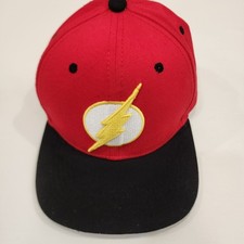 Gorra de ala plana DC Comics con flash bordado y gráfico "The Flash" debajo del ala