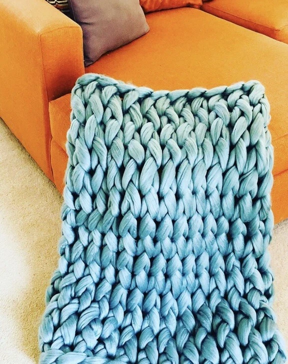 Manta gruesa de punto ponderada 36x60 M acrílico vegano hecha a pedido nueva con etiquetas azul Foto 4 de 4