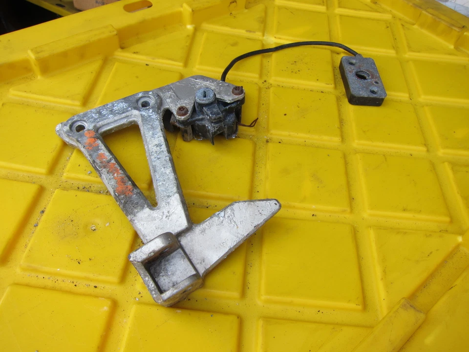 Suzuki Bandit 400 GSF 400 OEM LEFT REAR BACK PASSENGER PEG BRACKET SEAT LOCK - Imagem 2 de 4