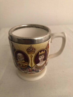 Ein schöner antiker Krönungsbecher aus Porzellan & Silber von 1902 /