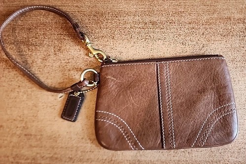 Polsino Coach vintage in pelle rustica marrone robusto con cerniera ottone - Foto 1 di 10