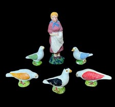 Set 6 alte Massefiguren f&uuml;r Bauernhof Magd B&auml;uerin mit 5 Tauben Taubenschlag