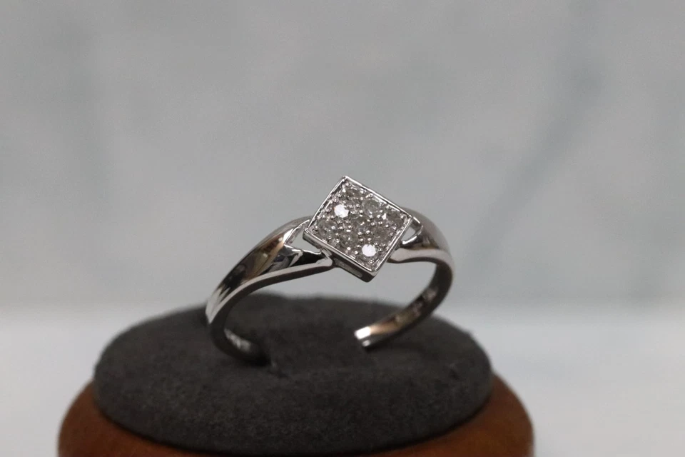 Anillo con racimo de diamantes de oro blanco de 9 quilates - talla N1/2 - sello del Reino Unido Foto 4 de 4