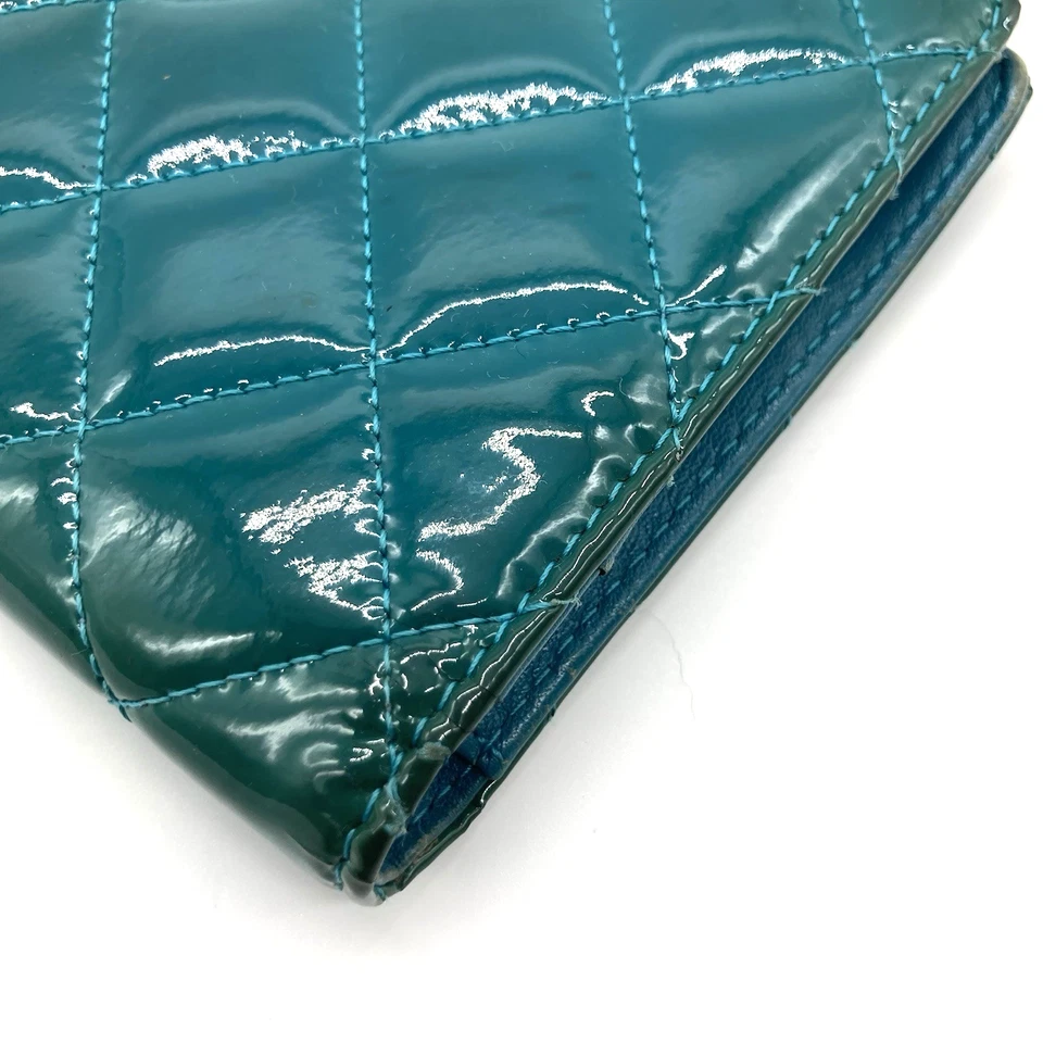 Cartera Larga Chanel Brillante Matelasse Logo CC Charol Verde/122 Foto 4 de 4