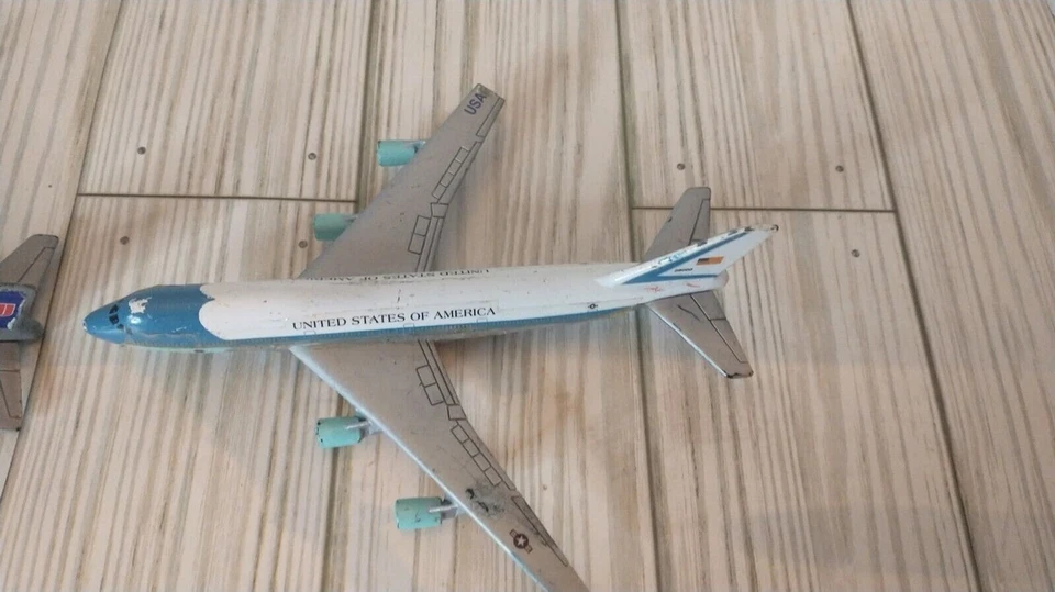 Set of 2 Damaged United States Boeing 747 Airplane Models - 1:400 Scale - RealTo - Image 4 of 4