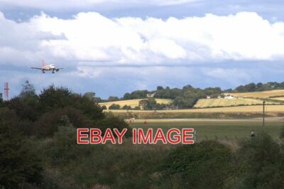 FOTO LETZTE ANFAHRT ZUM FLUGHAFEN EDINBURGH EIN EASYJET-FLUGZEUG KOMMT AN DIE LANDUNG ALS