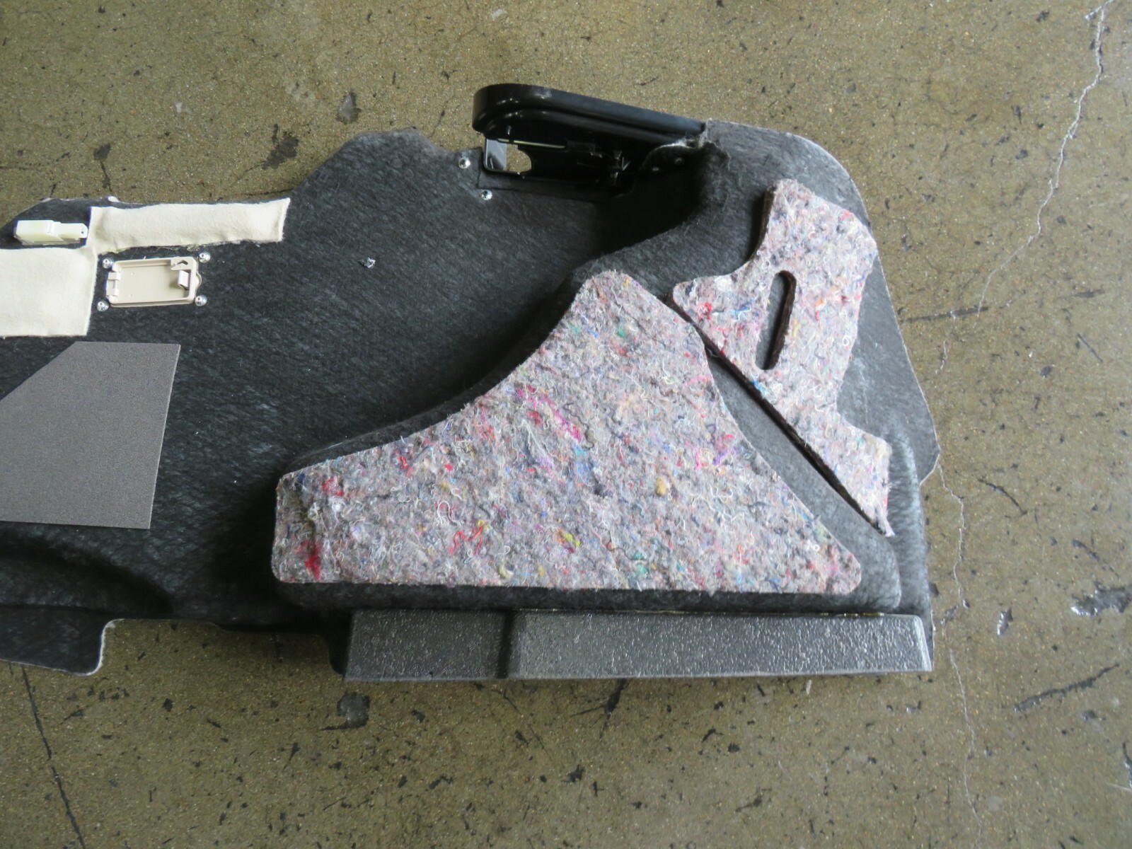2014 Maserati Quattroporte, LH, Left Side Trunk Carpet, Used, P/N 670013267