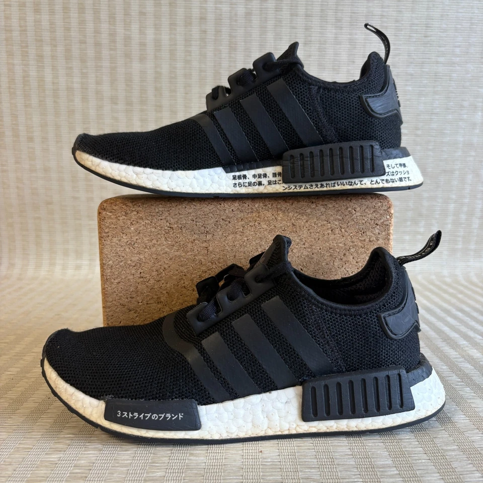 Adidas NMD R1 Boost Hombres Talla 6.5 Núcleo Negro Texto Japonés Zapatos Tenis CG6245 Foto 2 de 4