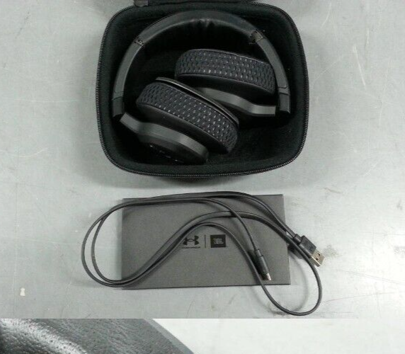 Under Armour ヘッドホン ネイビー The Rock Under Armour Headphones Now Available in Navy Gold