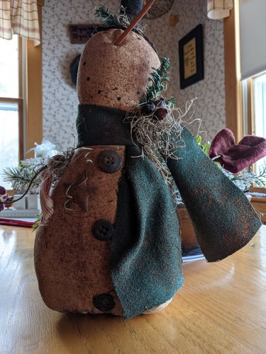 Country Primitives Tea Stained Snowman w/Top Hat, Carrot Nose & Painted Eyes - Picture 5 of 12