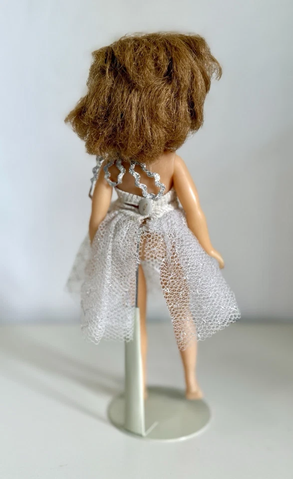 复古 20 世纪 50 年代 Horsman 10 英寸时尚娃娃睡眠眼睛根状头发白色连衣裙 — 第 2/4 张图片