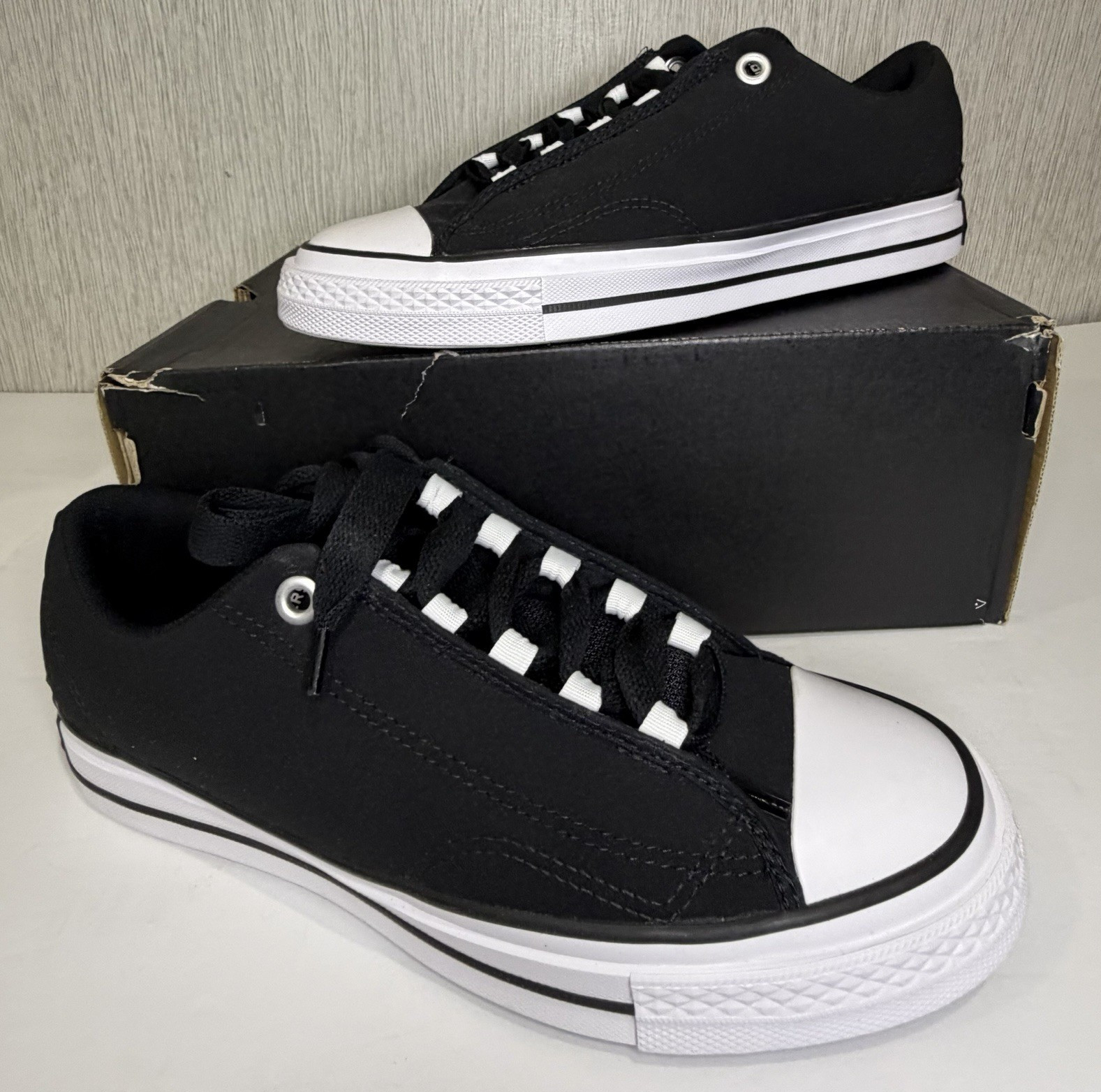 Converse Chuck Taylor All Star Low Top Black/White Canvas Lace Up Mens US 9